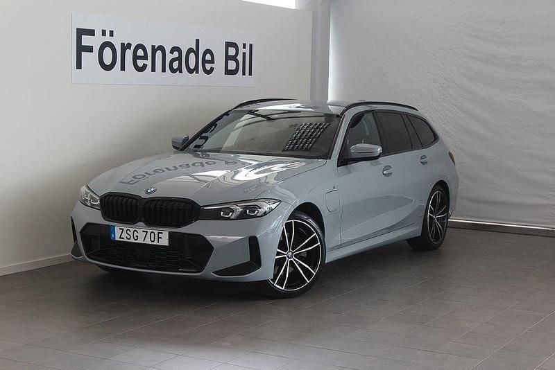 Grå Begagnad 2023 BMW 330e M Sport Kombi | 459 000 kr (Superpris) - Bild 1/4