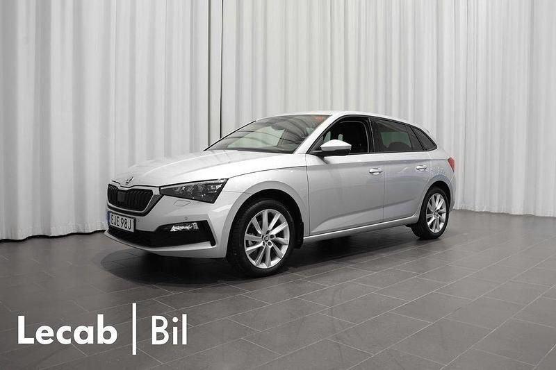 Silver (brilliant silver metallic) Begagnad 2023 Skoda Scala Halvkombi | 219 500 kr (Marknadspris) - Bild 1/4
