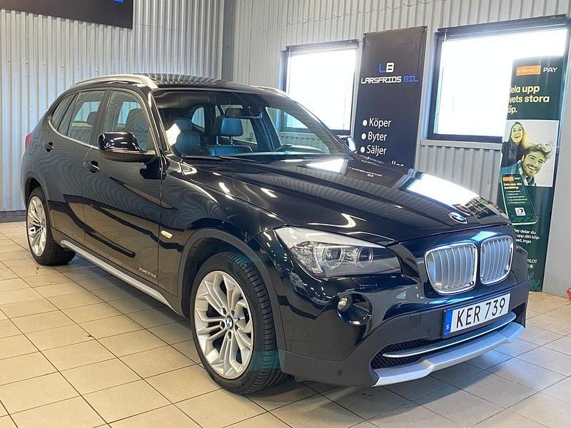 Svart Begagnad 2010 BMW X1 SUV | 114 900 kr (Marknadspris) - Bild 1/4