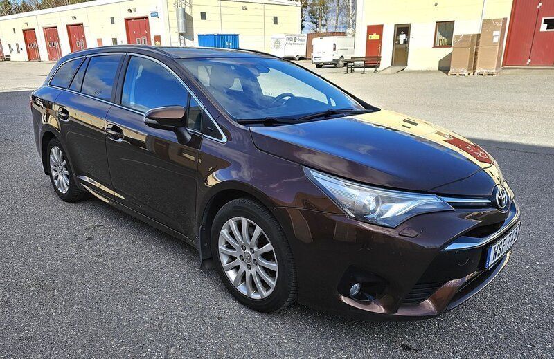 Brun Begagnad 2016 Toyota Avensis Active Kombi | 99 900 kr (Marknadspris) - Bild 1/4