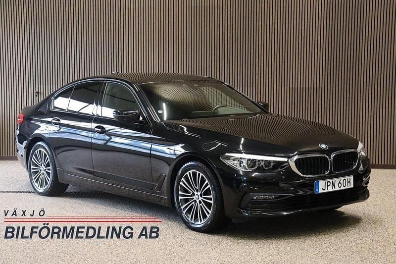 Svart Begagnad 2019 BMW 530e Sport Line Sedan | 269 000 kr (Superpris) - Bild 1/4