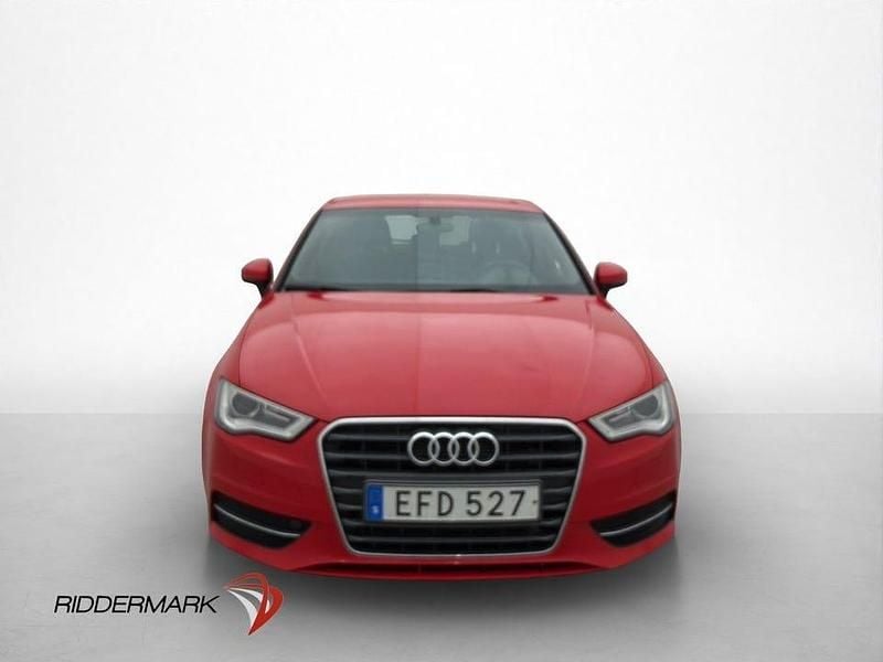 Begagnad Audi A3 Attraction 105 HK (77 kW) 2014 Röd