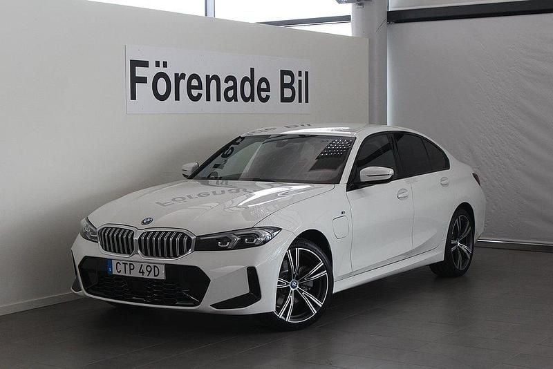 Vit (alpinvit) Begagnad 2024 BMW 330e M Sport Sedan | 449 000 kr (Superpris) - Bild 1/4