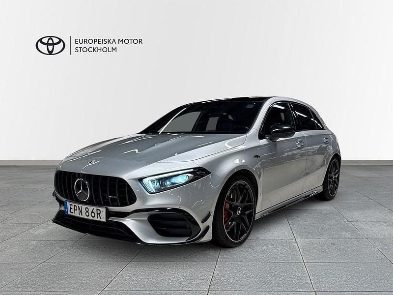 Silver (iridiumsilver metallic ) Begagnad 2021 Mercedes A45 AMG AMG Halvkombi | 519 900 kr (Marknadspris) - Bild 1/4