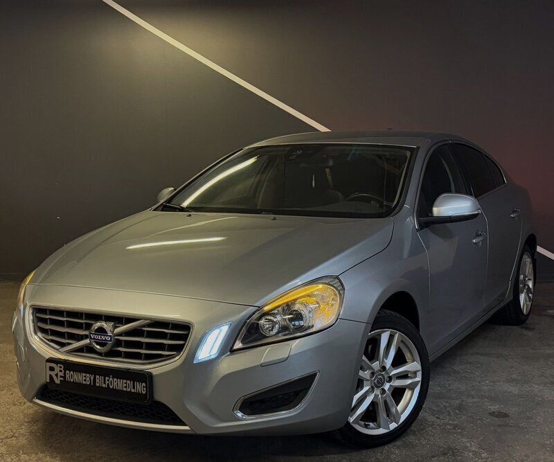 Silver Begagnad 2011 Volvo S60 Momentum Sedan | 109 900 kr (Marknadspris) - Bild 1/4
