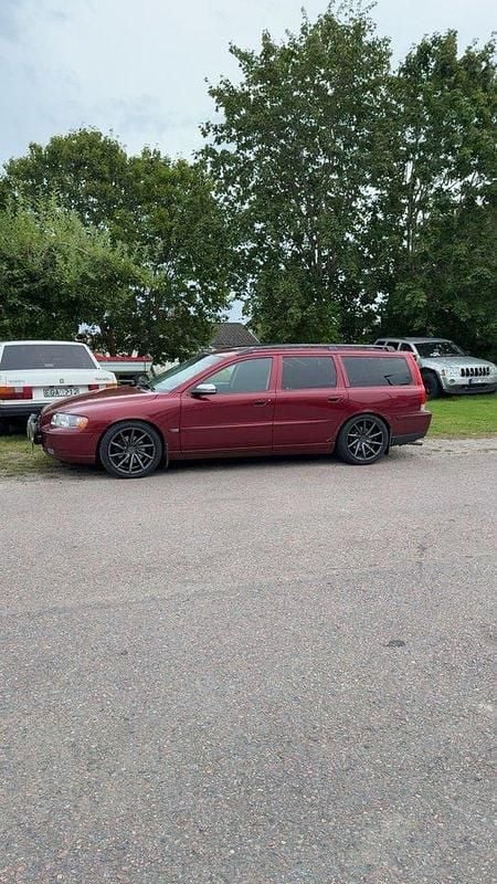 Röd Begagnad 2005 Volvo V70 Momentum Kombi | 26 000 kr (Marknadspris) - Bild 1/4