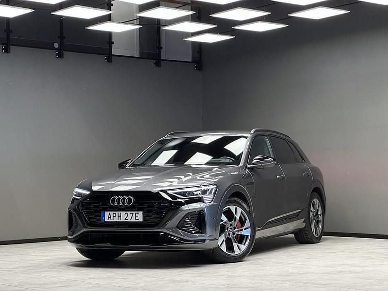 Begagnad Audi Q8 e-tron S-Line 300 kW (408 HK) 2024 Grå SUV