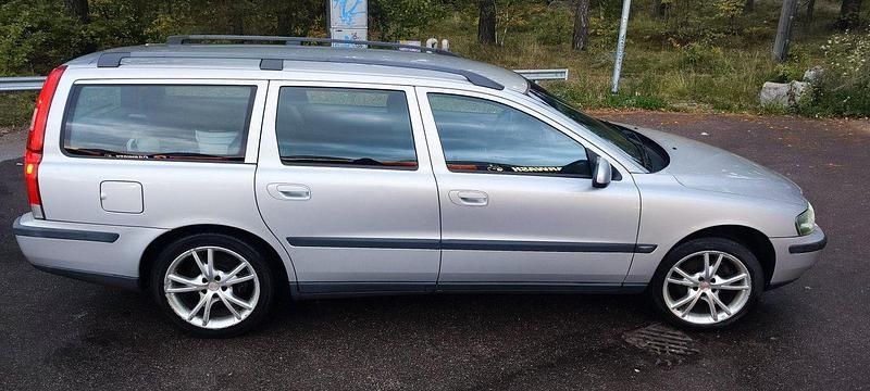 Grå Begagnad 2003 Volvo V70 Kombi | 25 000 kr (Marknadspris) - Bild 1/4