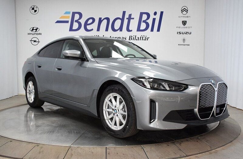 Skyscraper grey metallic Ny 2025 BMW i4 Shadowline Sedan | 644 500 kr (Bra pris) - Bild 1/3