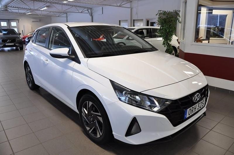 Vit Begagnad 2021 Hyundai i20 Essential Halvkombi | 146 500 kr (Marknadspris) - Bild 1/4