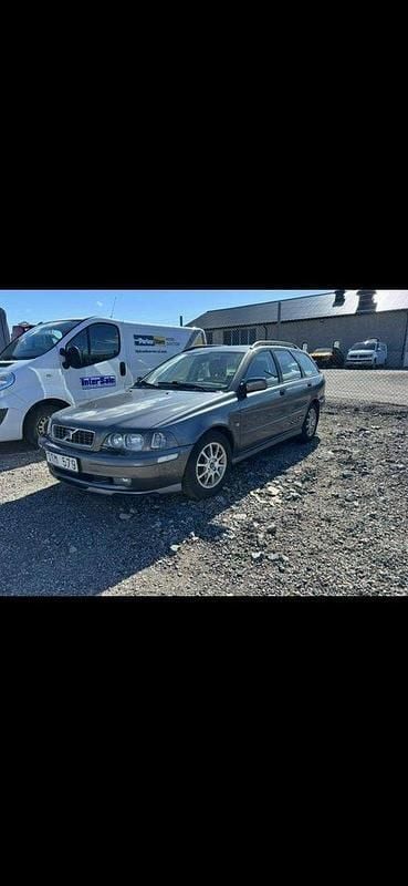Grå Begagnad 2003 Volvo V40 Kombi | 12 500 kr (Superpris) - Bild 1/4