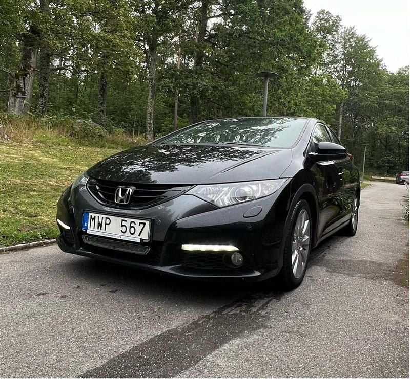 Svart Begagnad 2012 Honda Civic Executive Halvkombi | 67 250 kr (Bra pris) - Bild 1/4