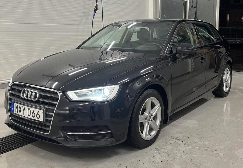 Svart Begagnad 2014 Audi A3 Sportback Attraction Halvkombi | 105 000 kr (Marknadspris) - Bild 1/4
