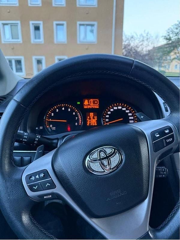 Blå Begagnad 2010 Toyota Avensis Kombi | 70 000 kr (Marknadspris) - Bild 1/4