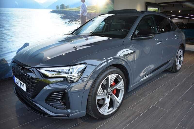Grå Begagnad 2024 Audi Q8 e-tron S-Line SUV | 829 000 kr - Bild 1/4