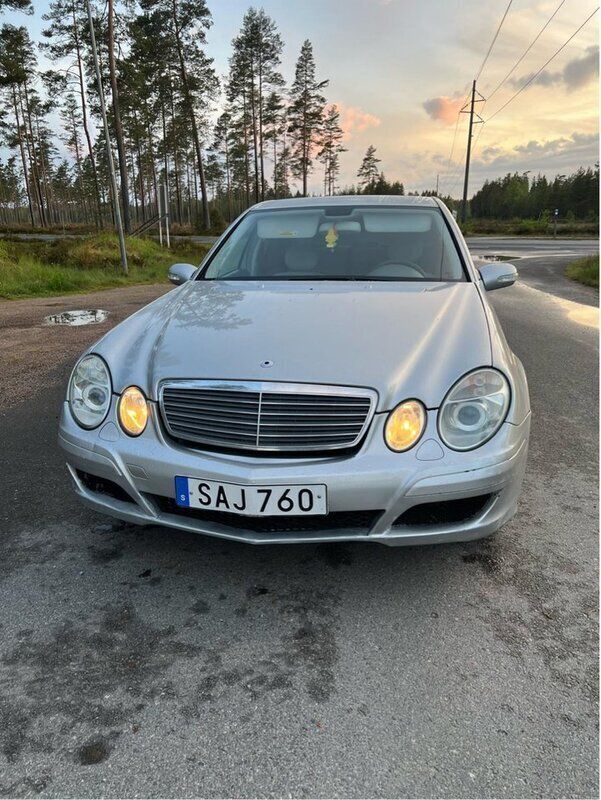 Grå Begagnad 2003 Mercedes E200 Sedan | 29 999 kr (Marknadspris) - Bild 1/4