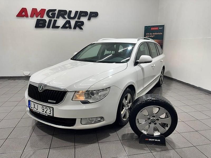 Vit Begagnad 2011 Skoda Superb Ambition Kombi | 54 900 kr (Marknadspris) - Bild 1/3