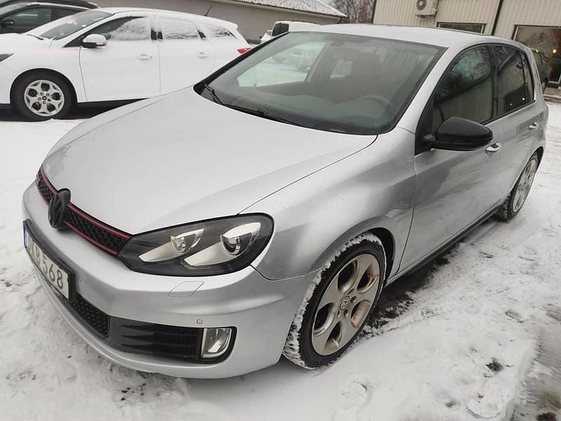 Silver Begagnad 2010 VW Golf VI GTI Halvkombi | 69 899 kr (Superpris) - Bild 1/3