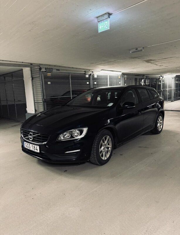 Blå Begagnad 2018 Volvo V60 Kinetic Kombi | 250 000 kr (Marknadspris) - Bild 1/4