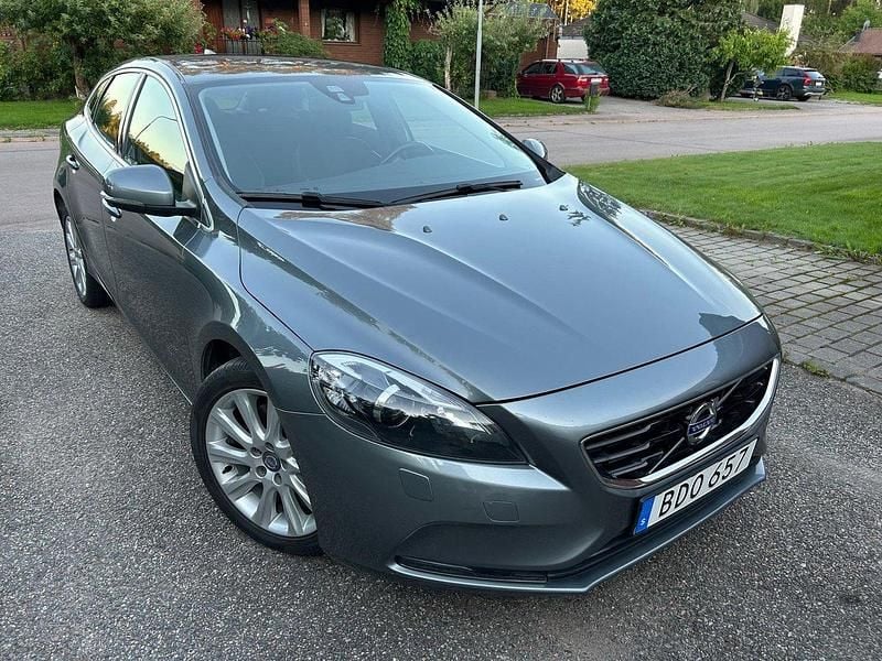 Grå Begagnad 2016 Volvo V40 Momentum Kombi | 157 000 kr (Marknadspris) - Bild 1/4