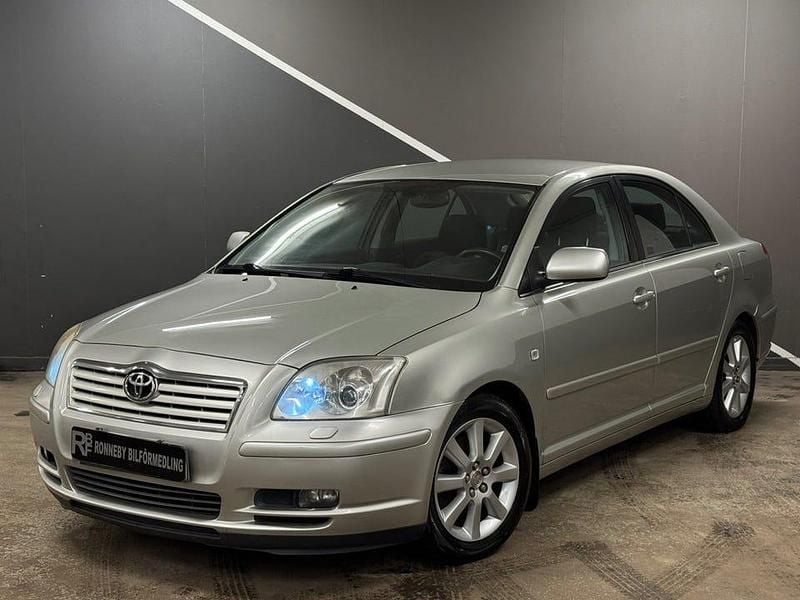 Silver Begagnad 2005 Toyota Avensis Halvkombi | 29 900 kr (Marknadspris) - Bild 1/4