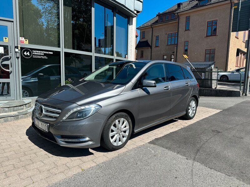 Mörkgrå Begagnad 2013 Mercedes B200 Minibuss | 112 500 kr (Marknadspris) - Bild 1/4