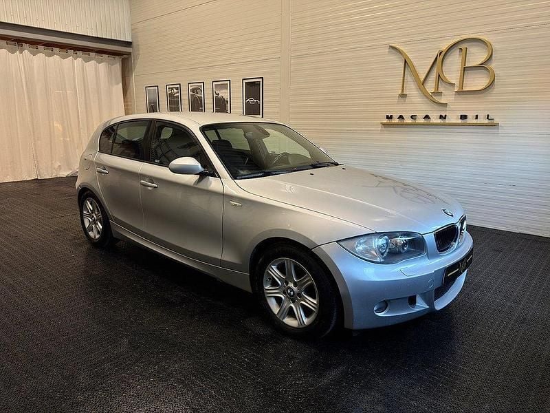 Ljusgrå Begagnad 2007 BMW 120 Advantage Halvkombi | 68 000 kr (Marknadspris) - Bild 1/4