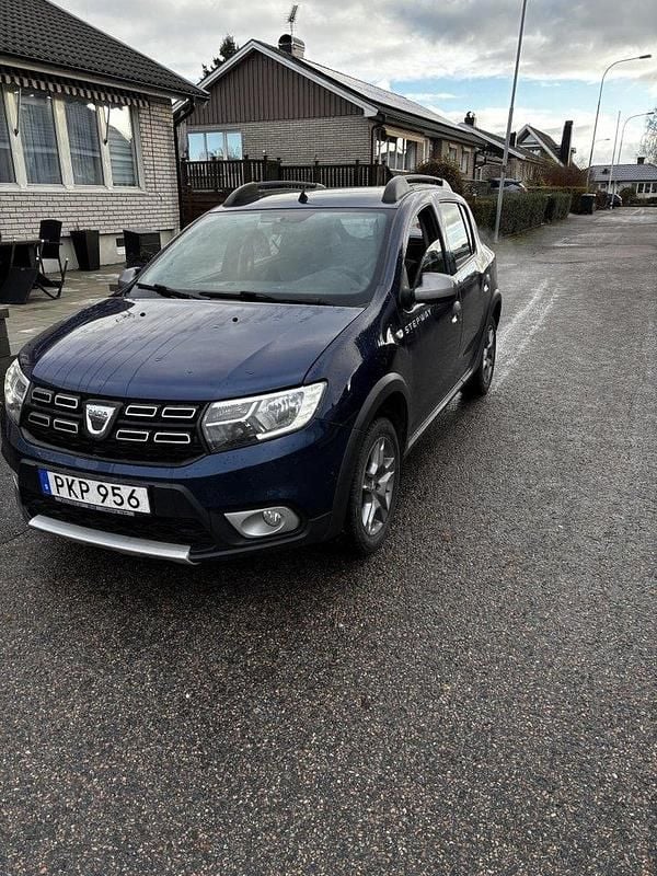 Blå Begagnad 2017 Dacia Sandero Stepway Kombi | 59 000 kr (Marknadspris) - Bild 1/4