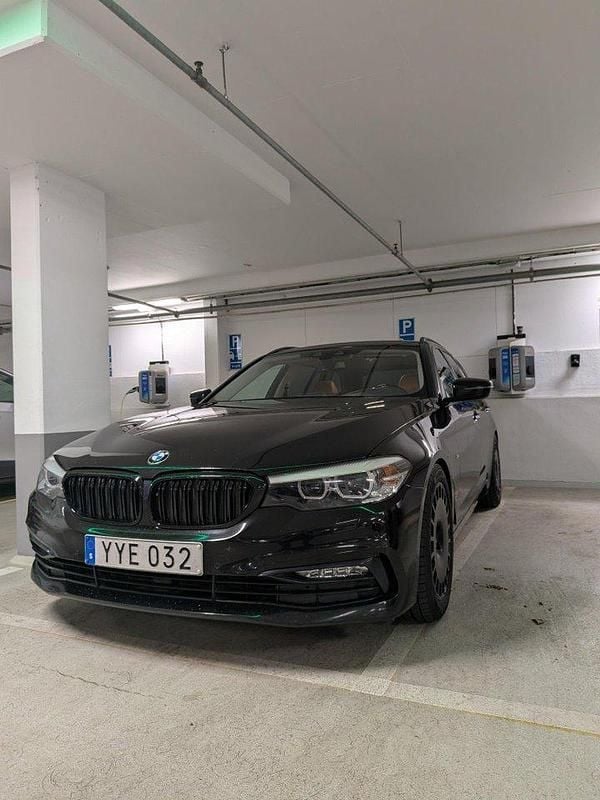 Svart Begagnad 2018 BMW 520 Sport Line Kombi | 235 000 kr (Bra pris) - Bild 1/4