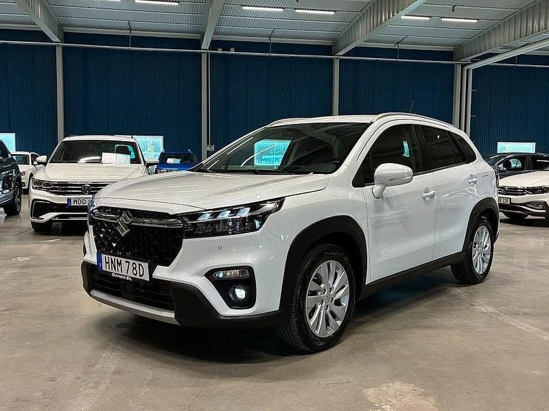 Vit Begagnad 2023 Suzuki SX4 S-Cross SUV | 289 900 kr (Marknadspris) - Bild 1/4