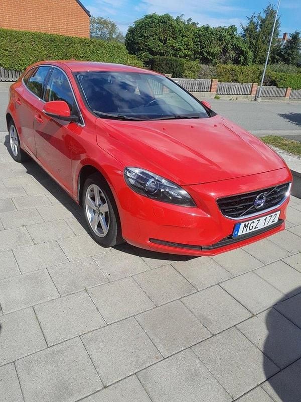 Röd Begagnad 2016 Volvo V40 Momentum Kombi | 105 000 kr (Marknadspris) - Bild 1/4
