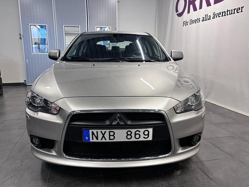 Begagnad Mitsubishi Lancer Sportback Inform 117 HK (86 kW) 2013 Silver Halvkombi