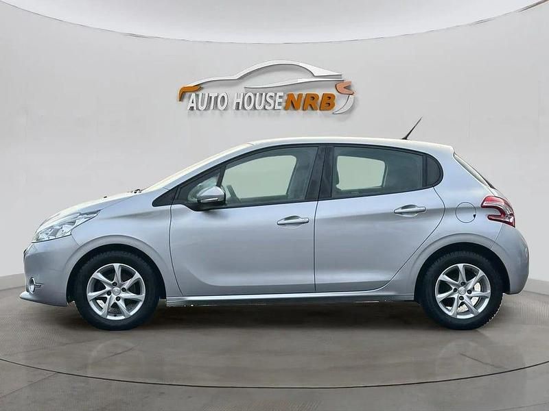 Grå Begagnad 2015 Peugeot 208 Halvkombi | 58 500 kr (Marknadspris) - Bild 1/4