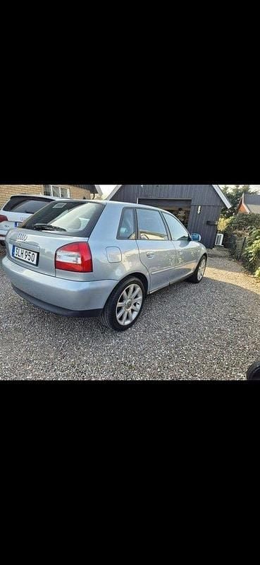 Blå Begagnad 2001 Audi A3 Halvkombi | 23 000 kr (Marknadspris) - Bild 1/4