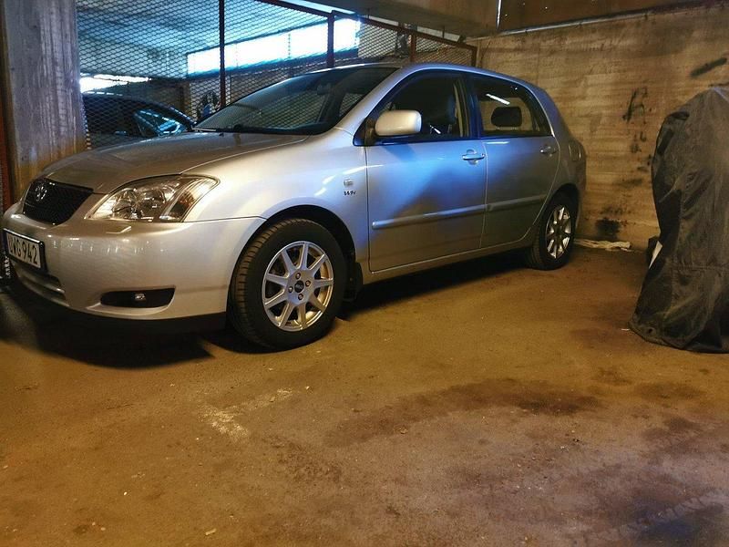 Silver Begagnad 2004 Toyota Corolla Halvkombi | 37 500 kr (Bra pris) - Bild 1/4