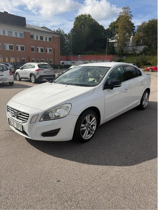Vit Begagnad 2011 Volvo S60 Summum Sedan | 75 000 kr (Marknadspris) - Bild 1/4