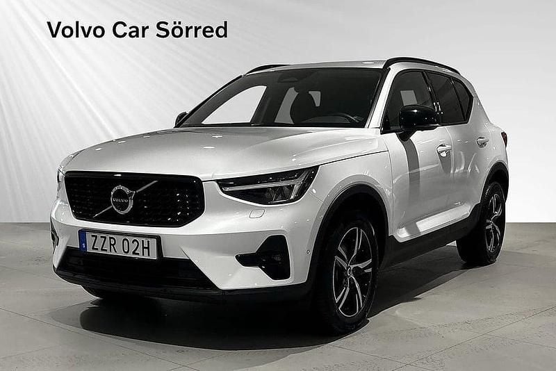 Vit Begagnad 2024 Volvo XC40 Plus SUV | 389 900 kr (Marknadspris) - Bild 1/3