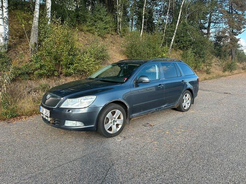 Mörkgrå (grå) Begagnad 2010 Skoda Octavia Elegance Kombi | 15 900 kr - Bild 1/4
