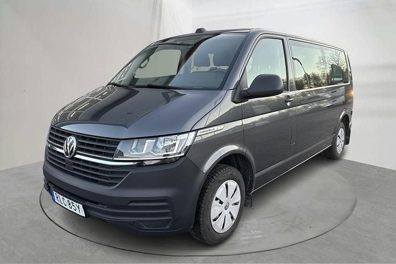 Grå Begagnad 2020 VW Caravelle Minibuss | 300 000 kr (Superpris) - Bild 1/4