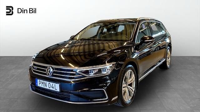 Svart (deep black pearl) Begagnad 2021 VW Passat Business Kombi | 239 900 kr (Marknadspris) - Bild 1/4