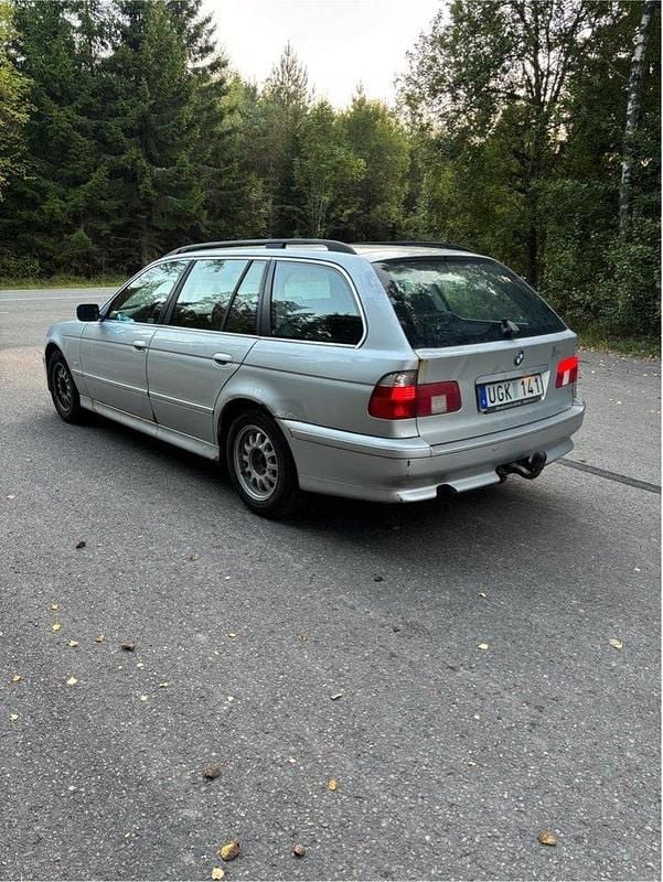 Grå Begagnad 2003 BMW 520 Kombi | 25 000 kr (Superpris) - Bild 1/4