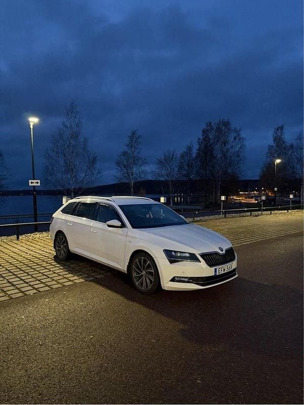 Vit Begagnad 2019 Skoda Superb Business Line Kombi | 210 000 kr (Bra pris) - Bild 1/4