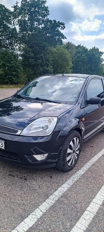 Svart Begagnad 2005 Ford Fiesta Halvkombi | 12 500 kr (Marknadspris) - Bild 1/4