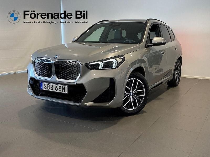 Grå Begagnad 2024 BMW iX1 M Sport SUV | 539 000 kr (Marknadspris) - Bild 1/4