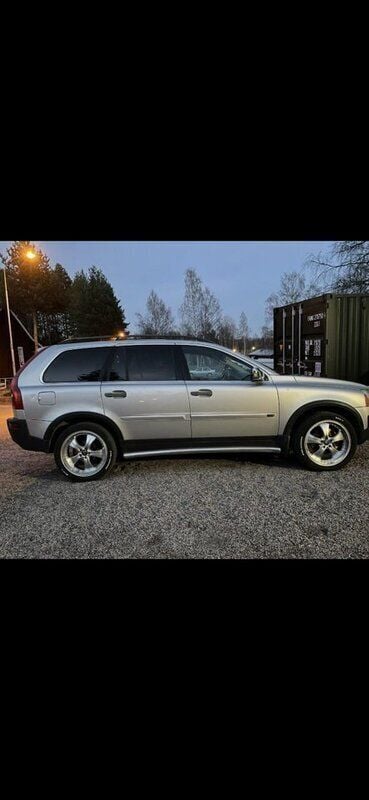 Grå Begagnad 2003 Volvo XC90 SUV | 34 000 kr (Lite dyr) - Bild 1/4