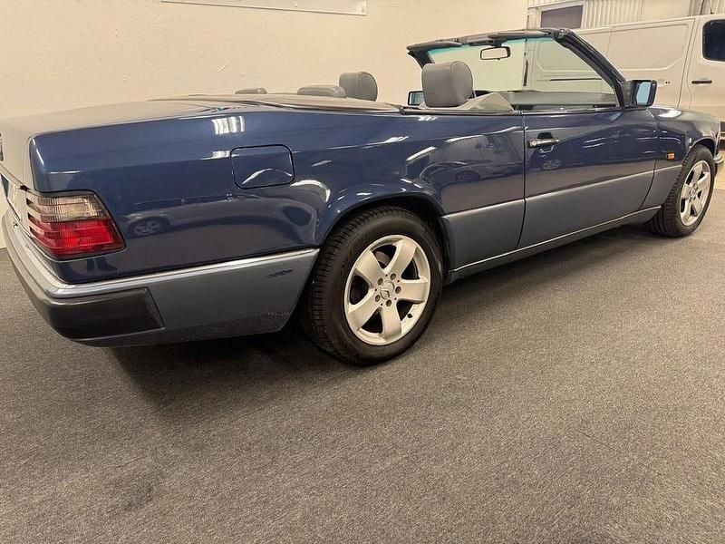 Begagnad Mercedes E300 220 HK (161 kW) 1993 Blå Cab