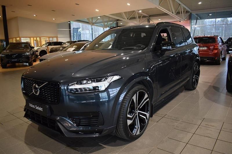 Grå Begagnad 2022 Volvo XC90 Pro SUV | 629 000 kr (Marknadspris) - Bild 1/4