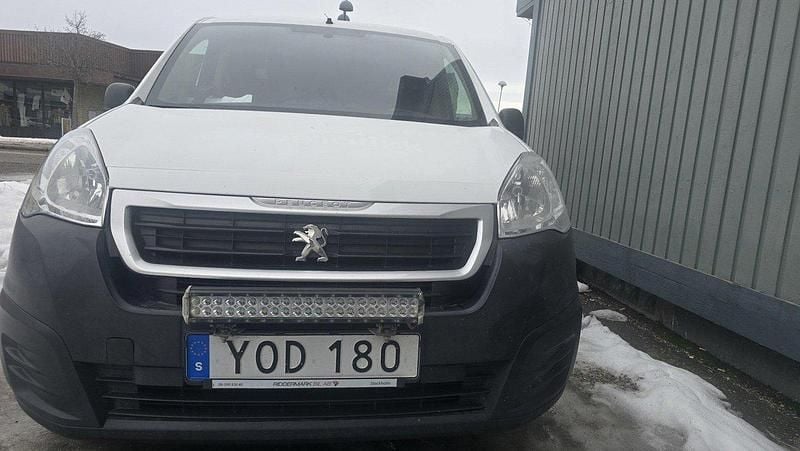Vit Begagnad 2017 Peugeot Partner Van | 72 000 kr (Superpris) - Bild 1/4
