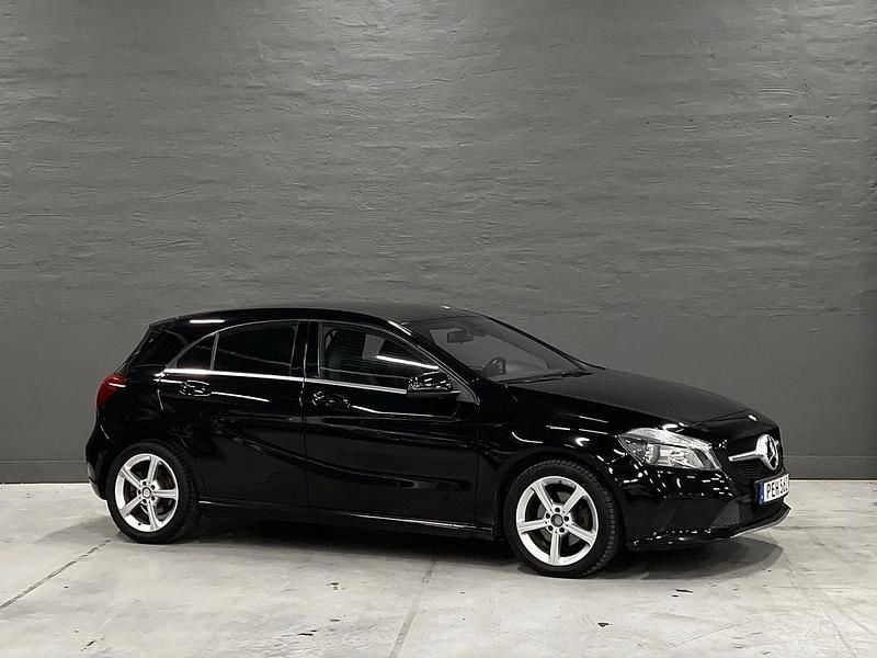 Svart (svart metallic) Begagnad 2017 Mercedes A180 Halvkombi | 179 900 kr (Marknadspris) - Bild 1/4