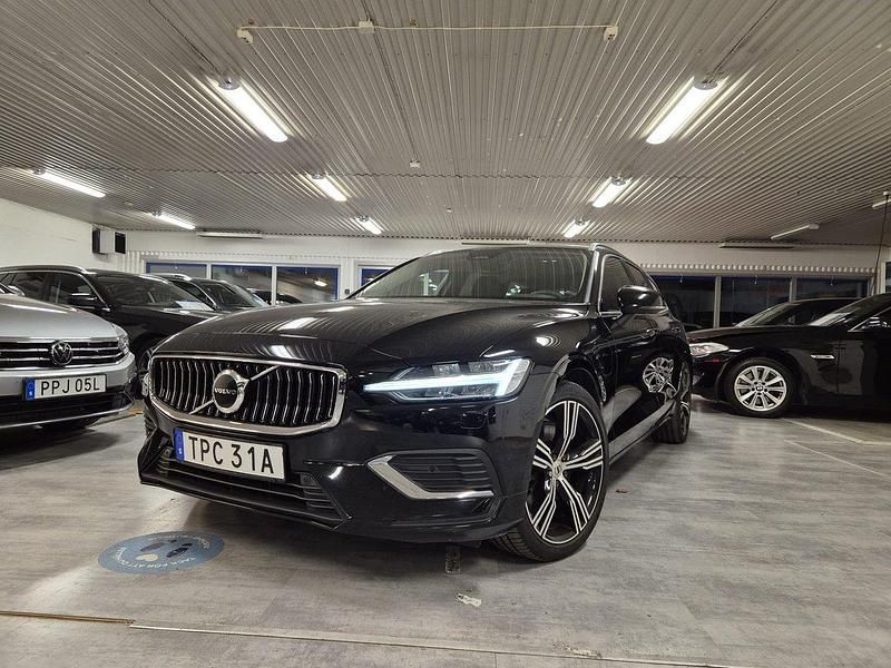 Svart Begagnad 2022 Volvo V60 Momentum Kombi | 386 500 kr (Marknadspris) - Bild 1/4